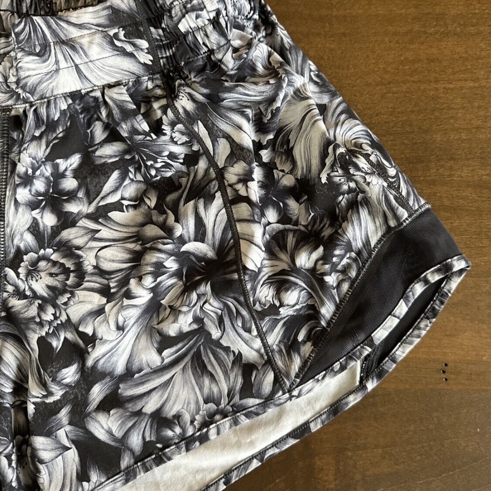 Lululemon Hotty Hot Short II Long 4" Night Garden Ice Grey Black Women's Size 6 - Picture 4 of 9